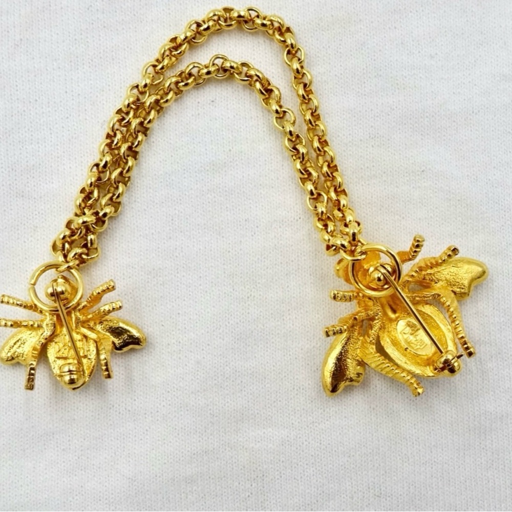 Vintage Joan Rivers Classic Collection gold tone double bee brooch with chain. - Picture 9 of 10